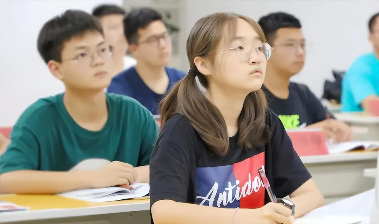 在校的学生怎么赚钱_大学生在校的赚钱点子_学生简历及在校表现