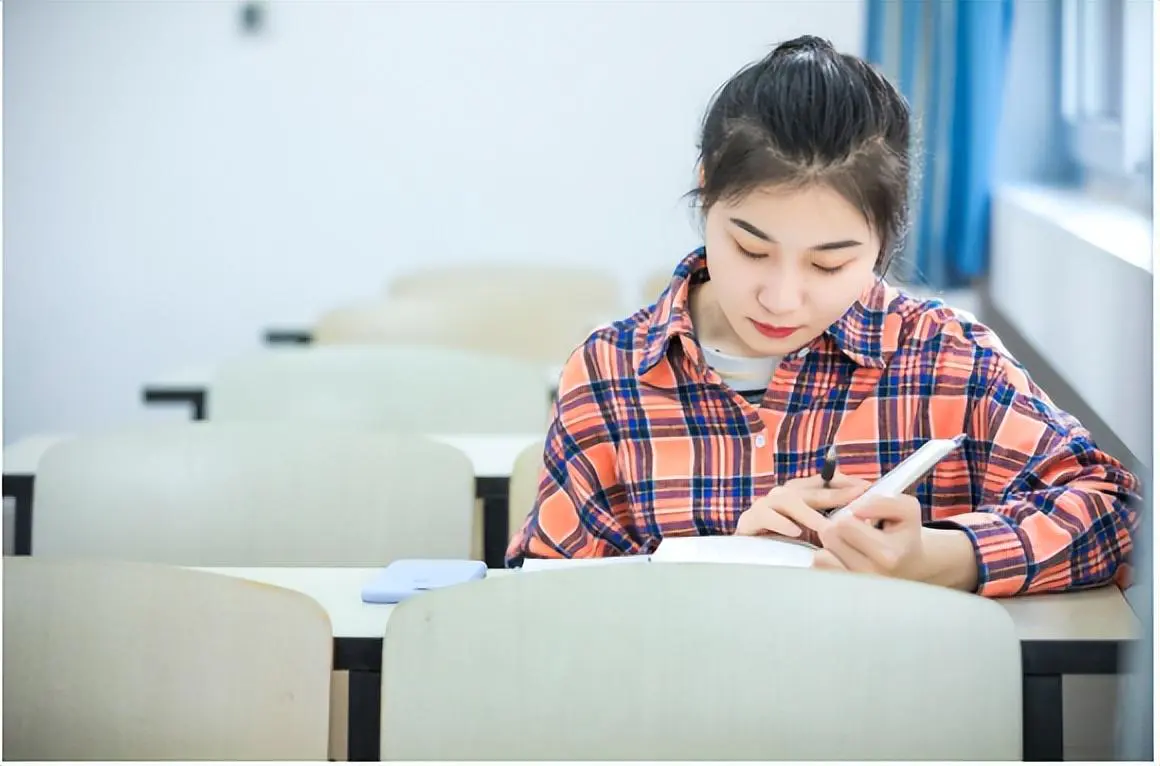 在校的学生怎么赚钱_学生简历及在校表现_大学生在校的赚钱点子